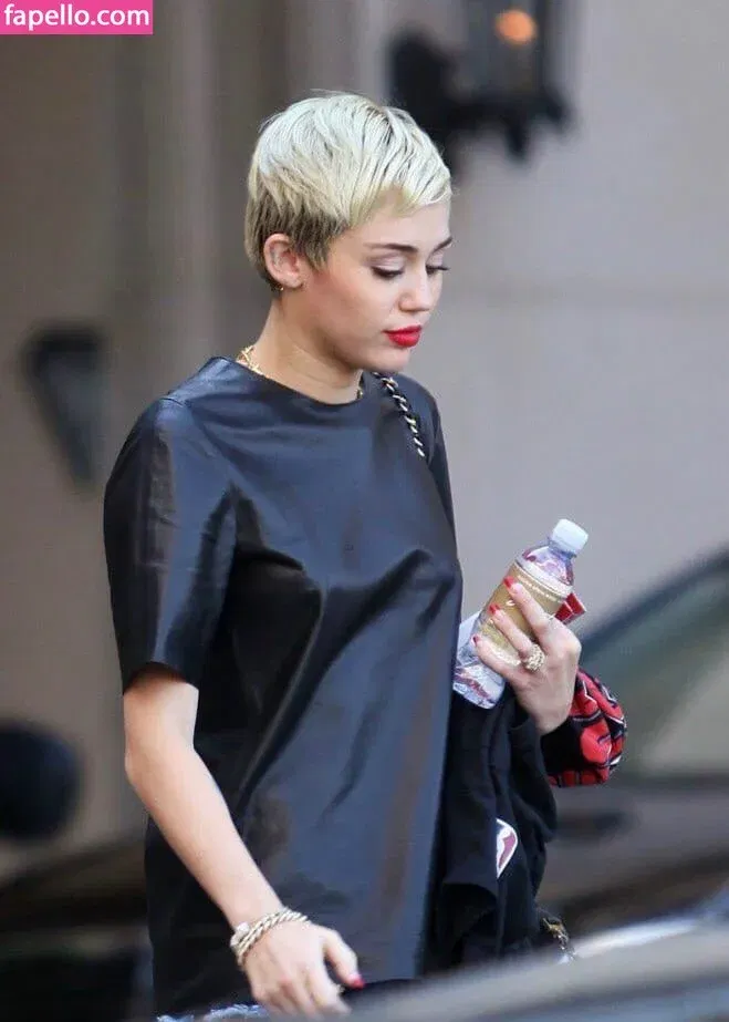 Miley Cyrus Onlyfans Photo Gallery 