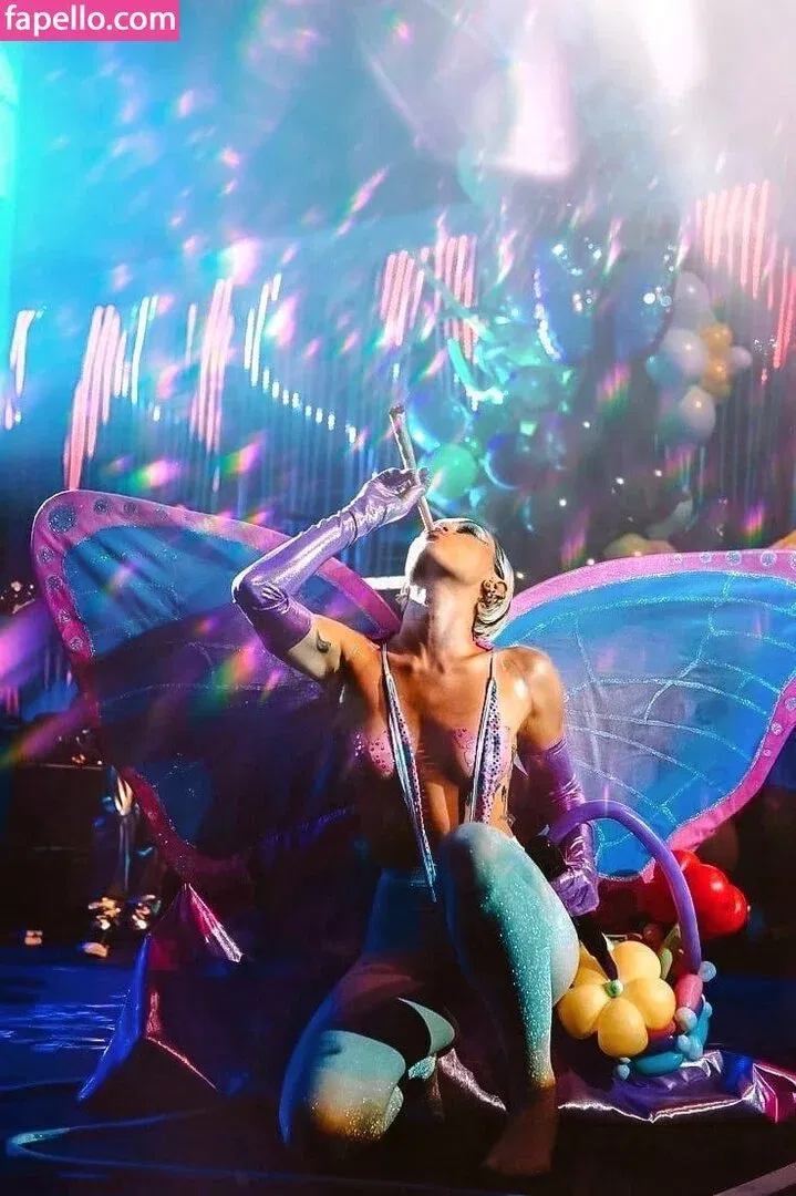 Miley Cyrus Onlyfans Photo Gallery 