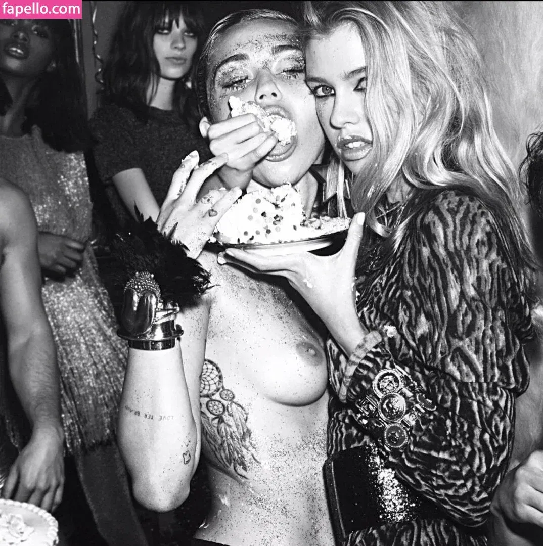 Miley Cyrus Onlyfans Photo Gallery 