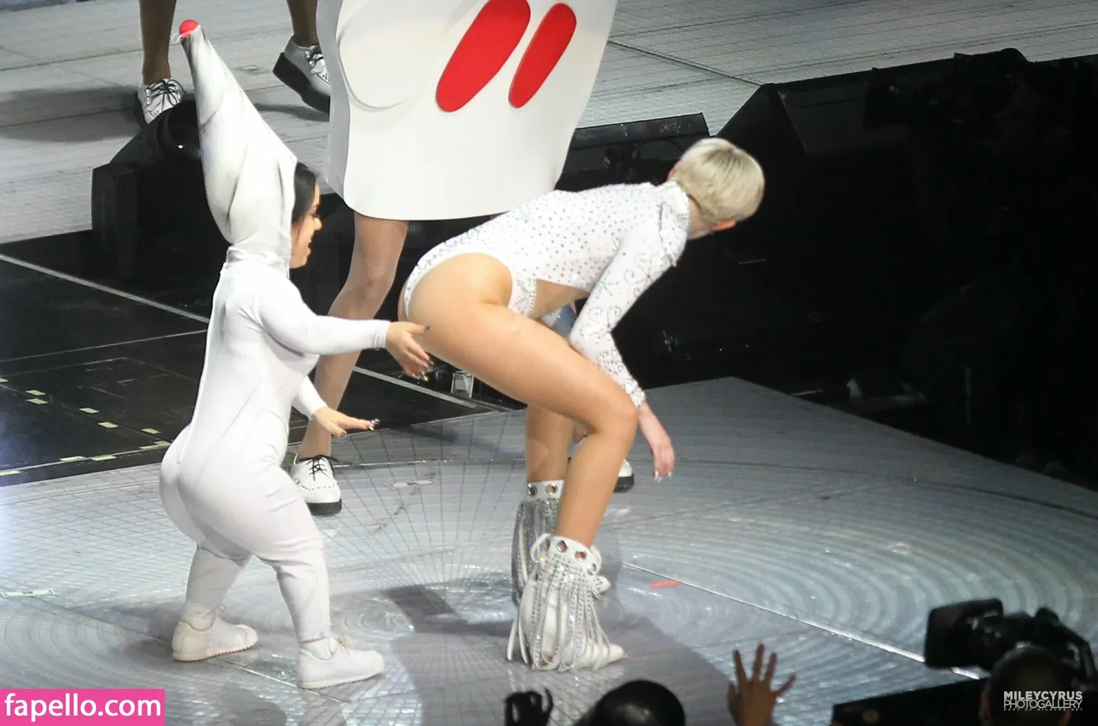 Miley Cyrus Onlyfans Photo Gallery 