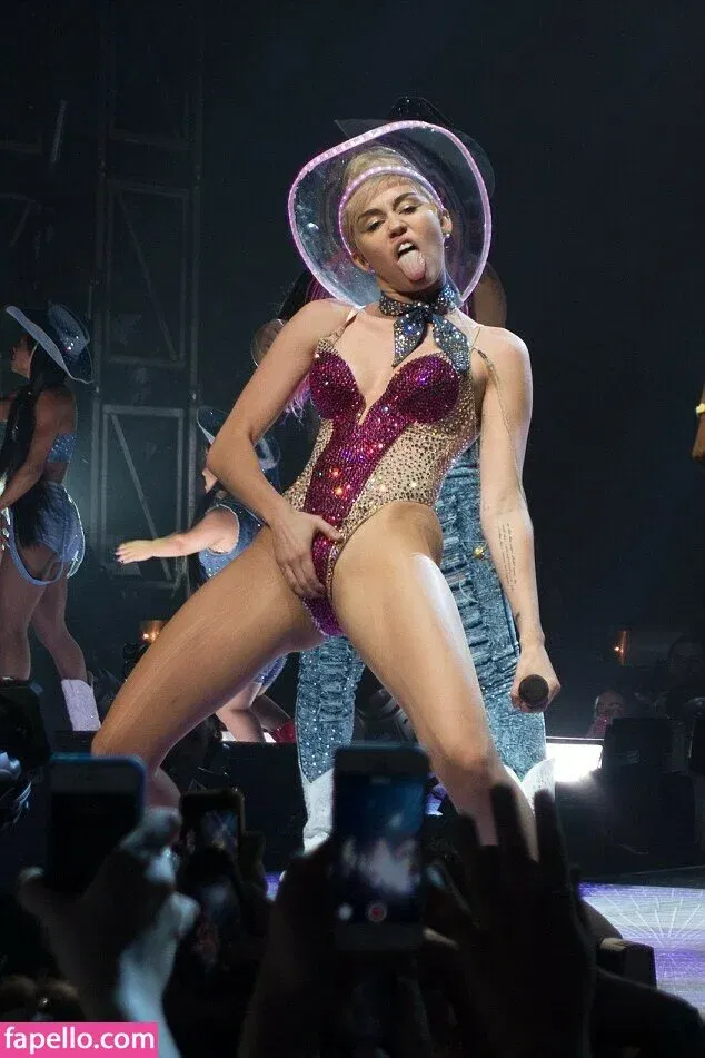 Miley Cyrus Onlyfans Photo Gallery 