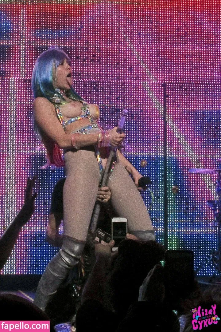 Miley Cyrus Onlyfans Photo Gallery 