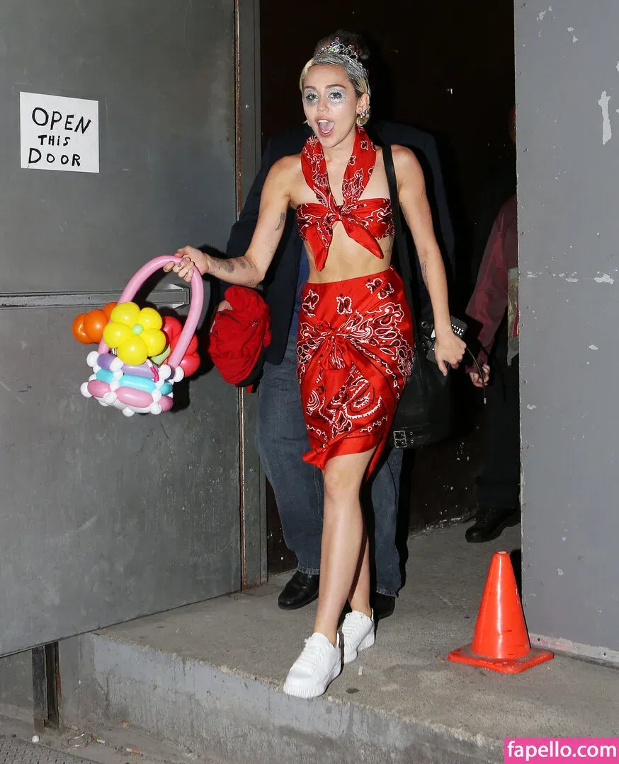 Miley Cyrus Onlyfans Photo Gallery 