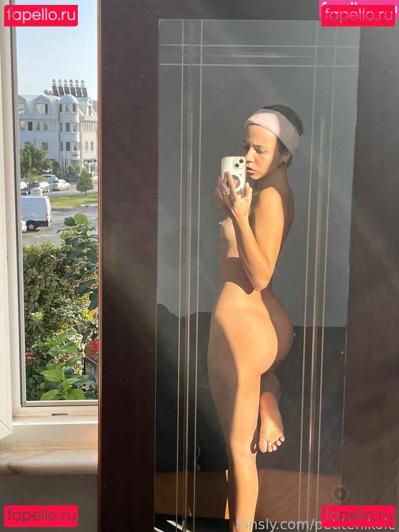 Nicole Vachevski / petitenikole Onlyfans Photo Gallery 