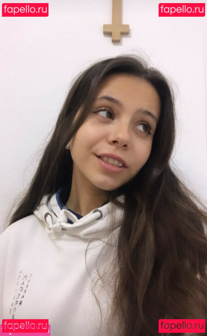 Nicole Vachevski / petitenikole Onlyfans Photo Gallery 