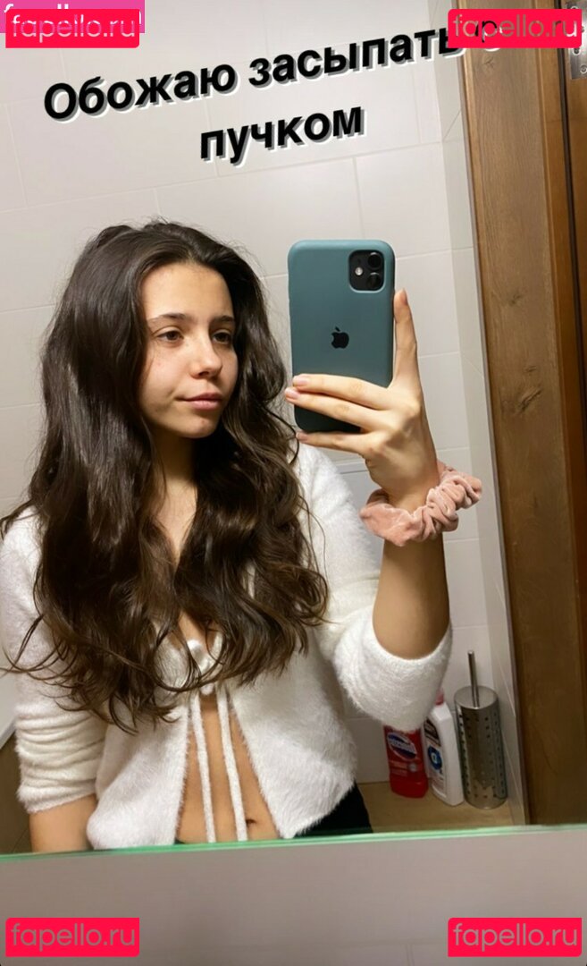 Nicole Vachevski / petitenikole Onlyfans Photo Gallery 