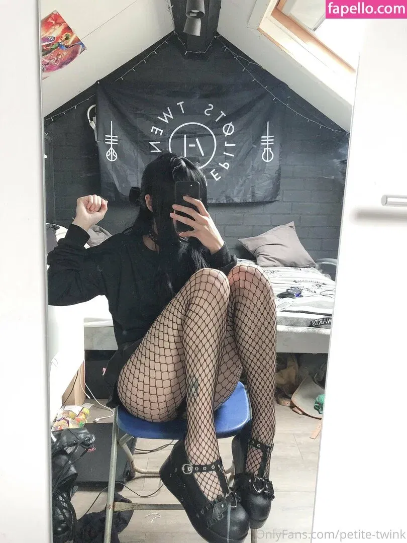 petite-twink Onlyfans Photo Gallery 