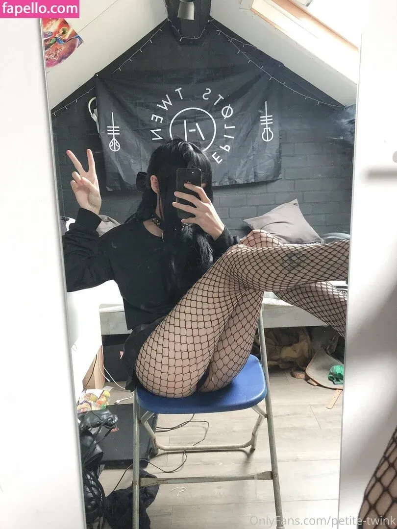 petite-twink Onlyfans Photo Gallery 