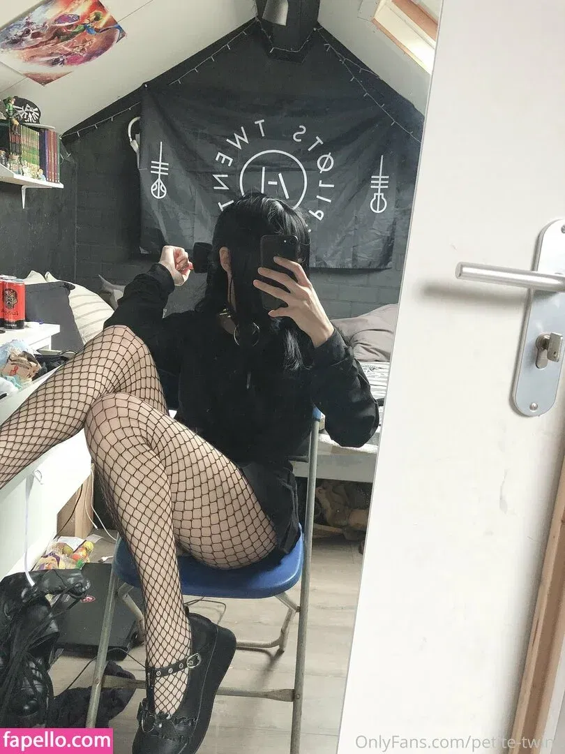 petite-twink Onlyfans Photo Gallery 