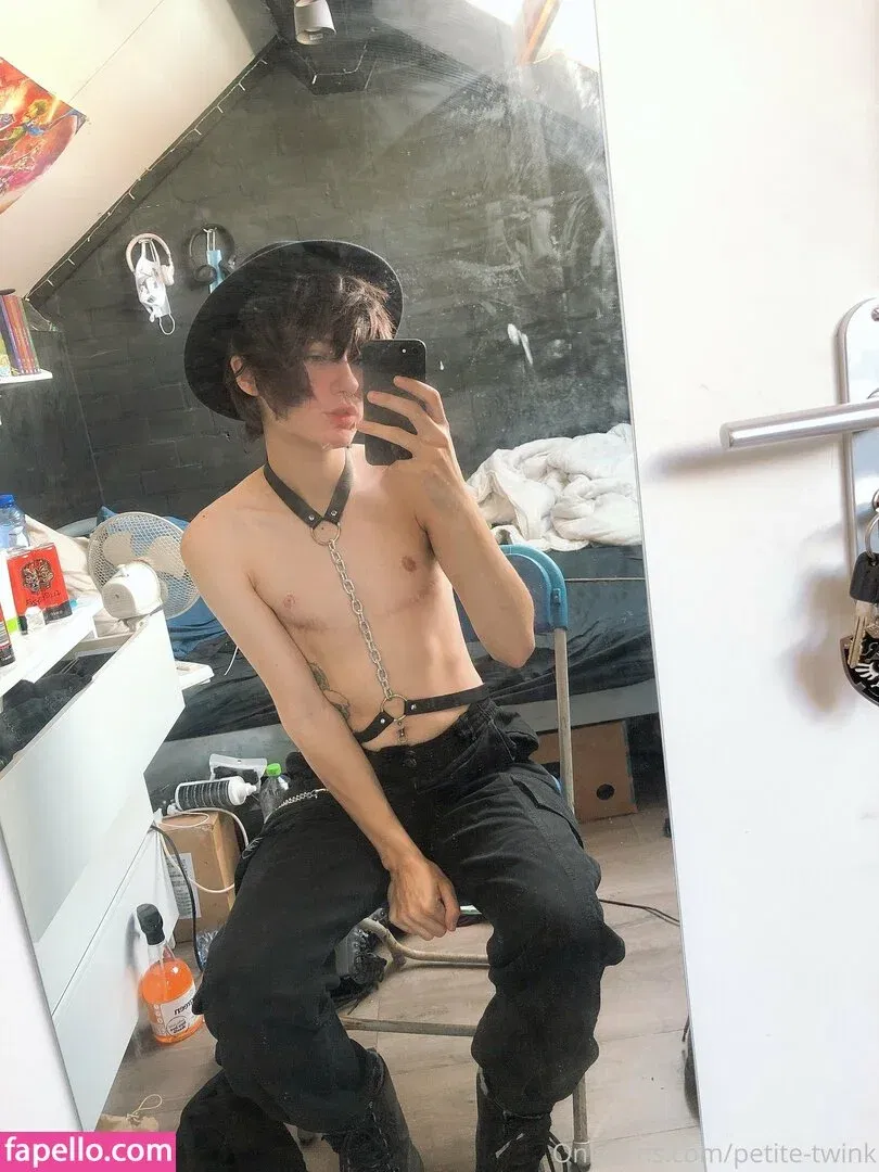 petite-twink Onlyfans Photo Gallery 