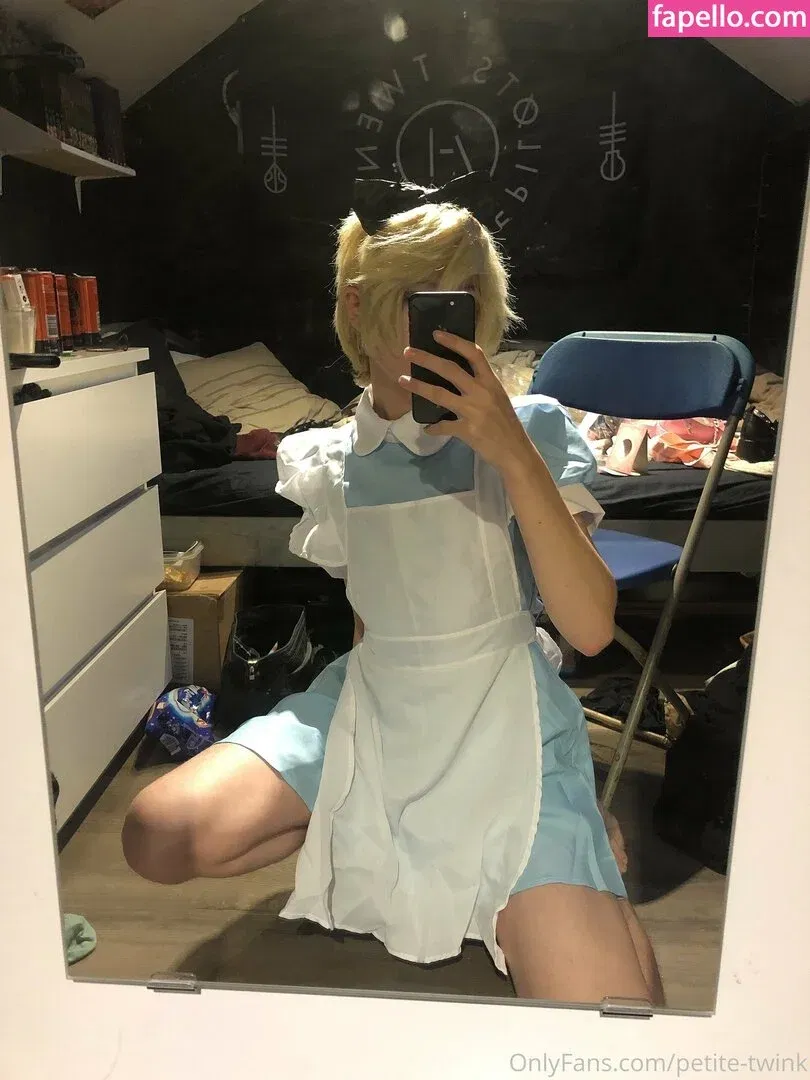 petite-twink Onlyfans Photo Gallery 