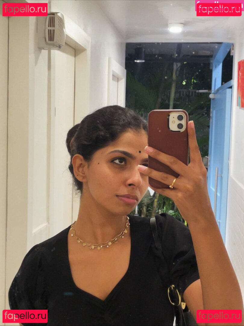 Malavika / MalavikaM_ / theun.toldchapters Onlyfans Photo Gallery 