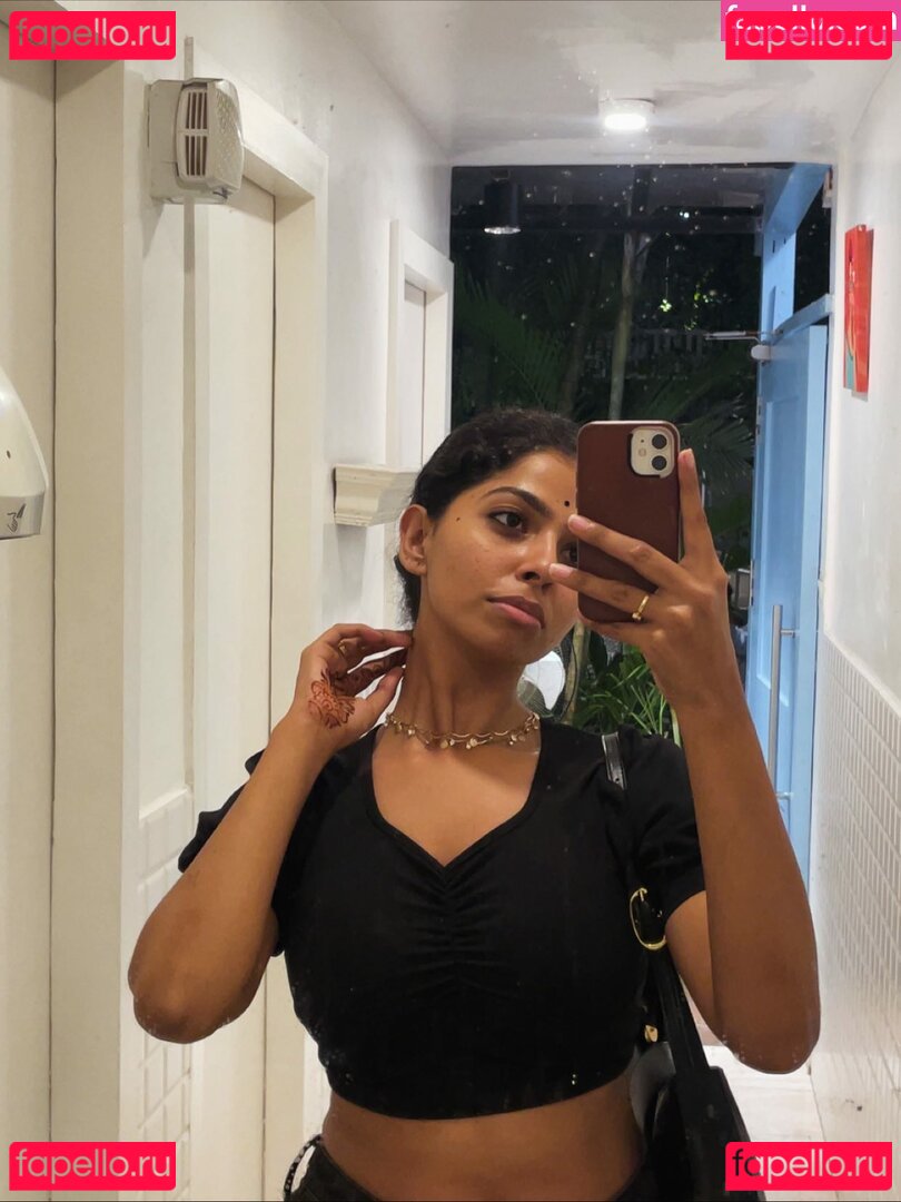 Malavika / MalavikaM_ / theun.toldchapters Onlyfans Photo Gallery 