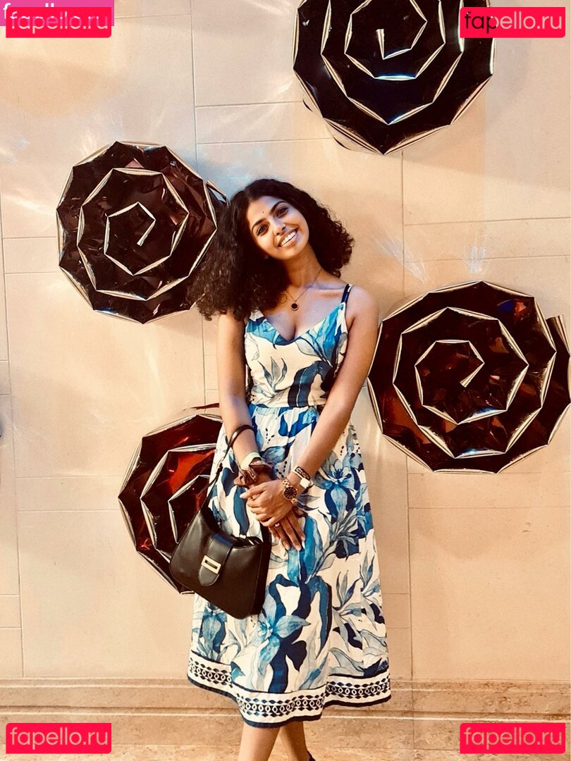 Malavika / MalavikaM_ / theun.toldchapters Onlyfans Photo Gallery 