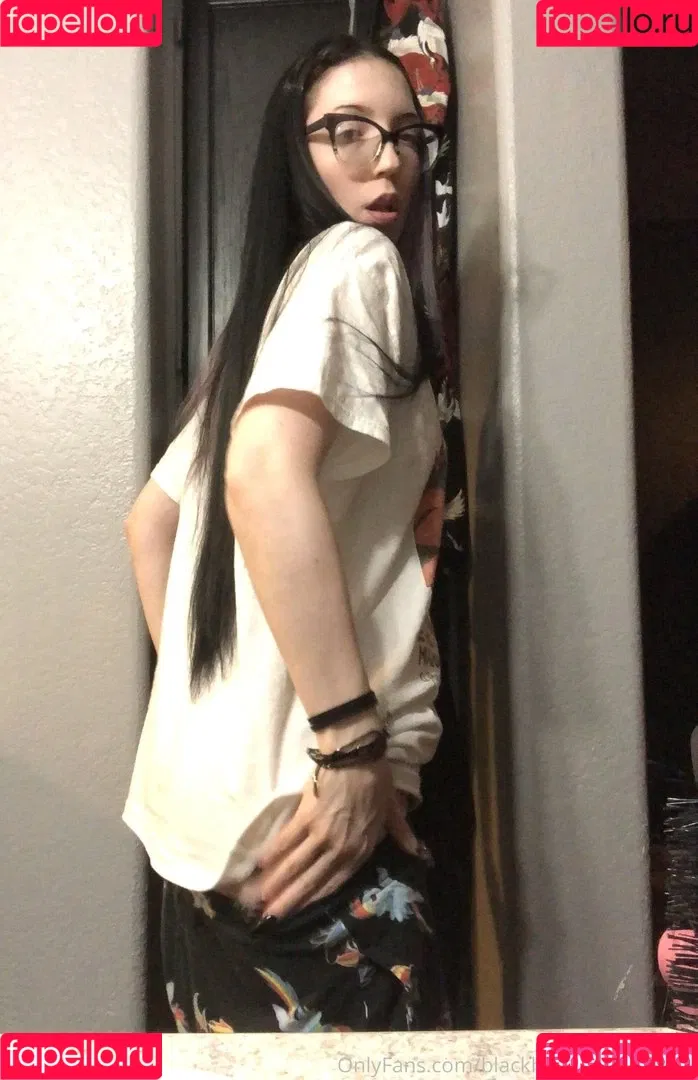 blackhairporcelainskin Onlyfans Photo Gallery 