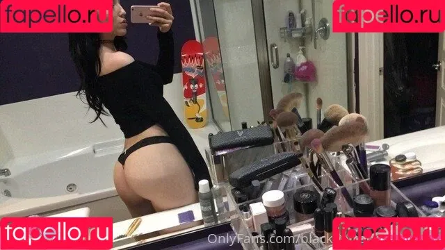 blackhairporcelainskin Onlyfans Photo Gallery 