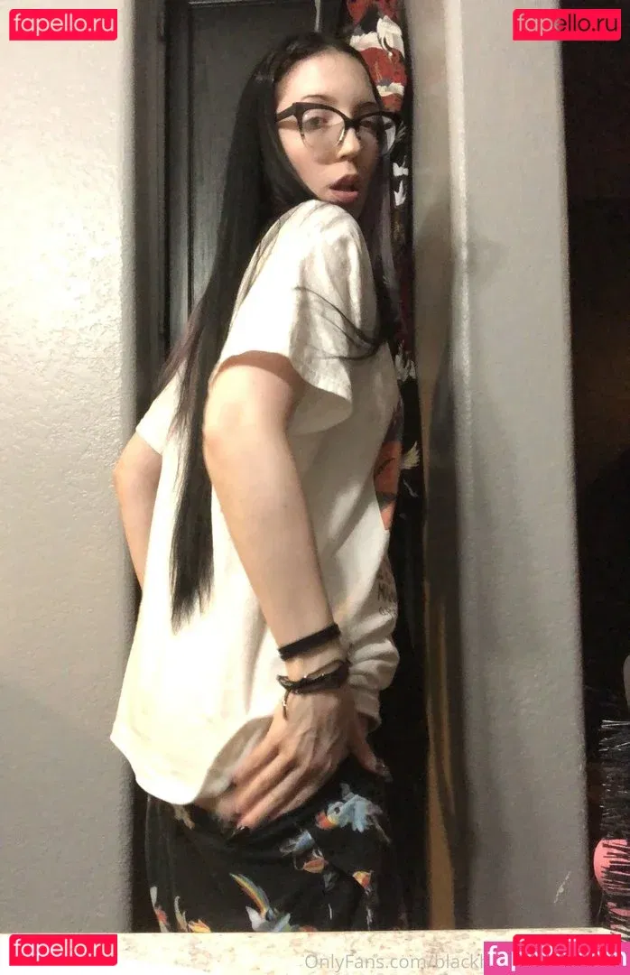 blackhairporcelainskin Onlyfans Photo Gallery 