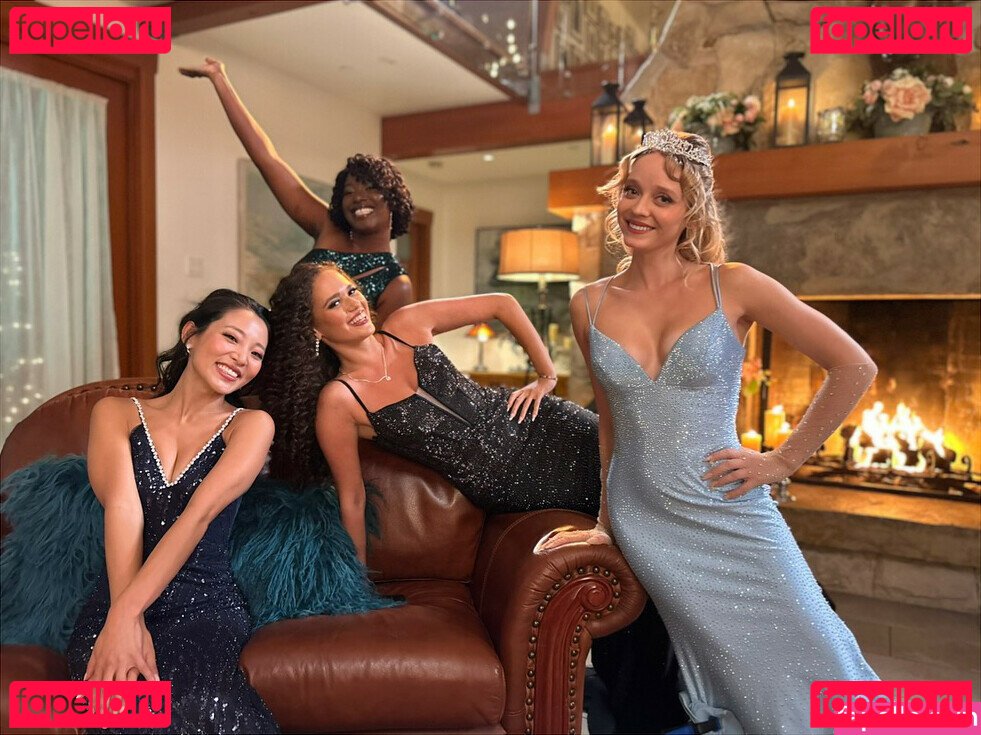 Madeleine Arthur / madeleinearthur Onlyfans Photo Gallery 