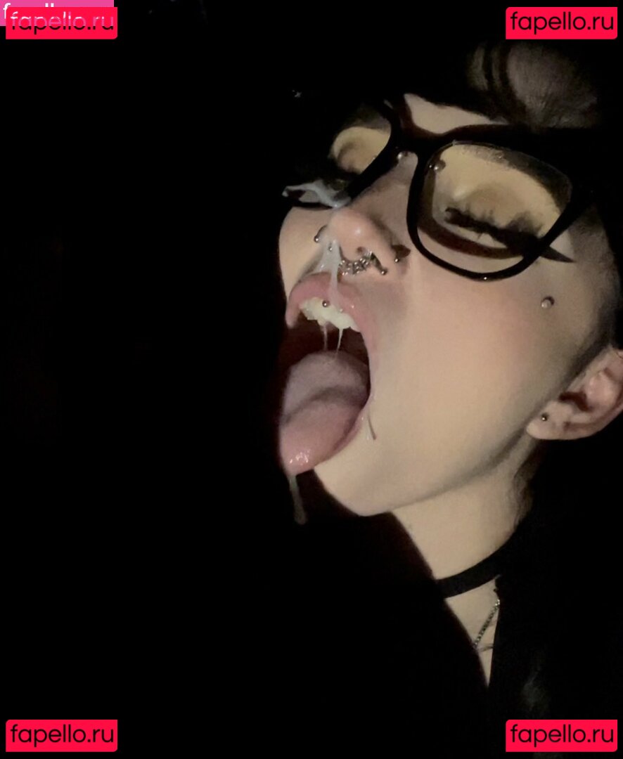 Emilyy Manson / spitreligion Onlyfans Photo Gallery 