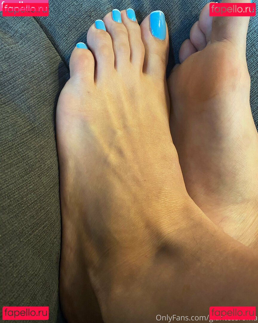 giantessroma / tinyjon1 Onlyfans Photo Gallery 