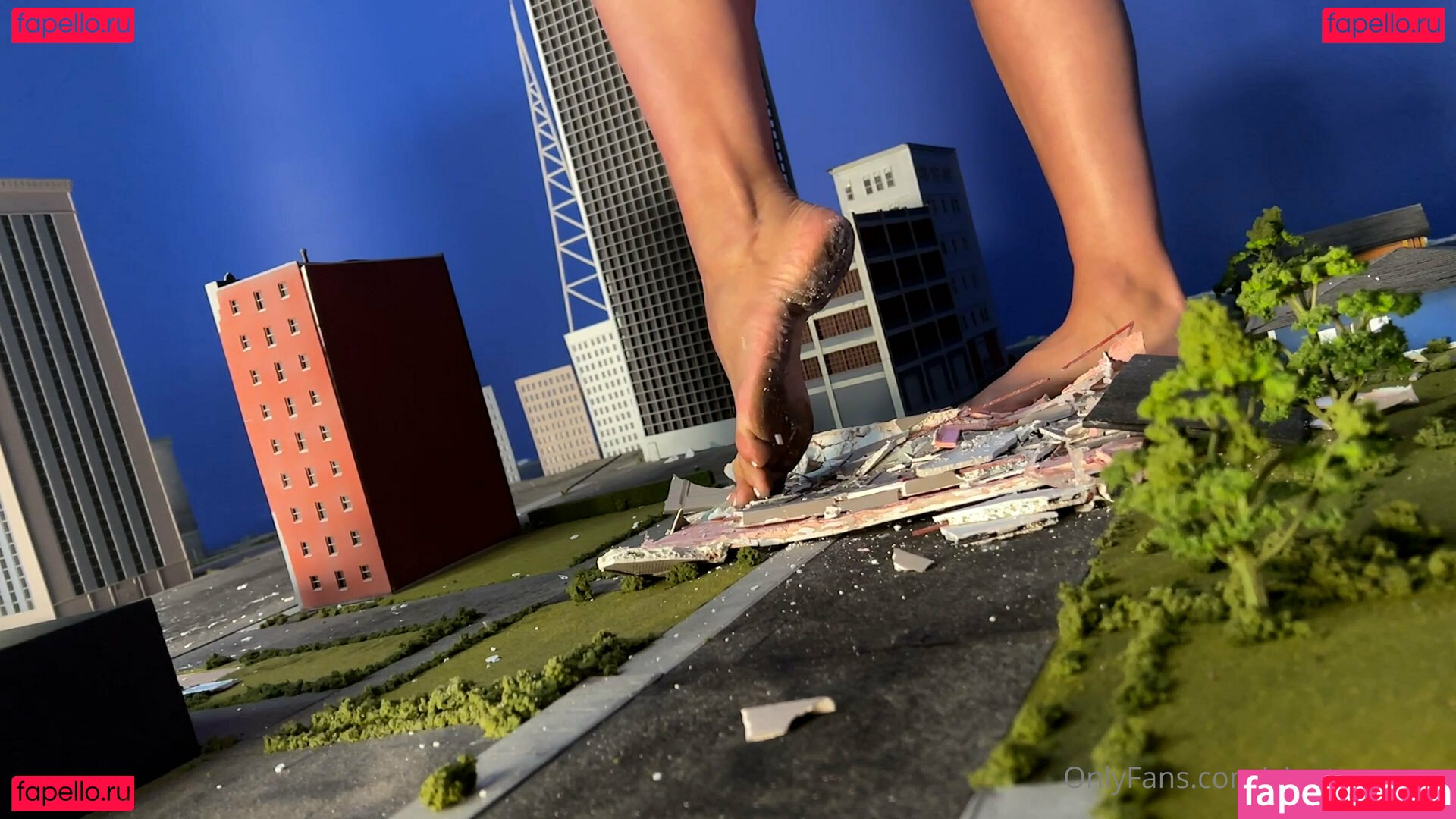 giantessroma / tinyjon1 Onlyfans Photo Gallery 