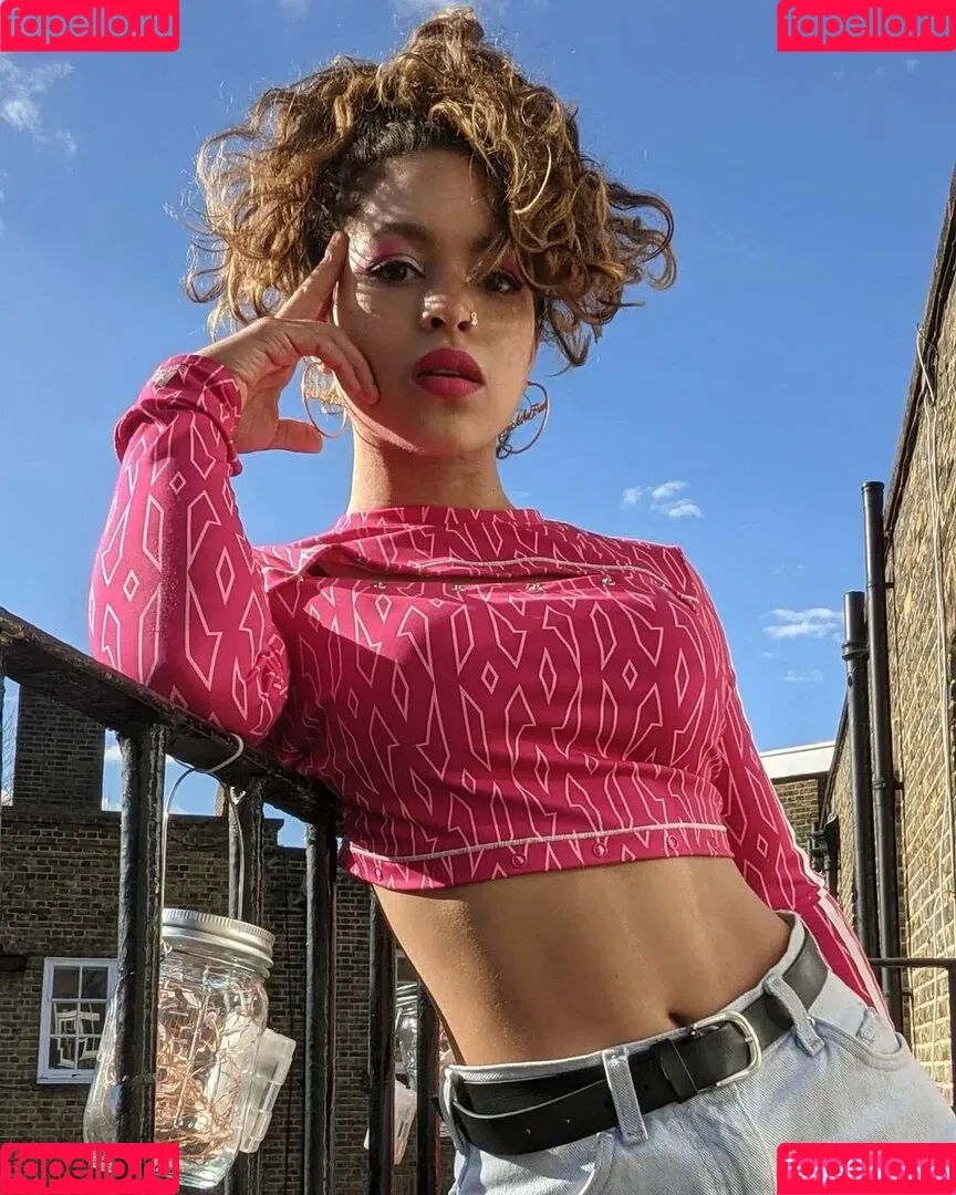 Moya Lothian-McLean Onlyfans Photo Gallery 