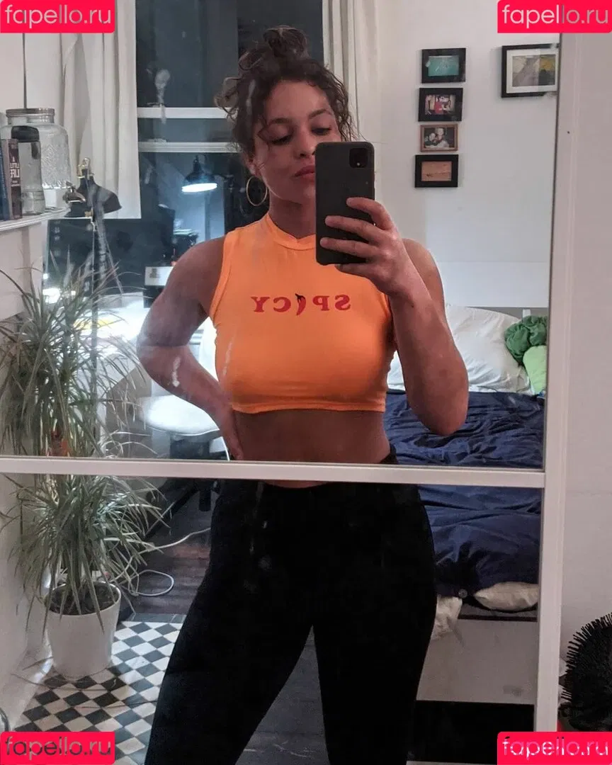 Moya Lothian-McLean Onlyfans Photo Gallery 