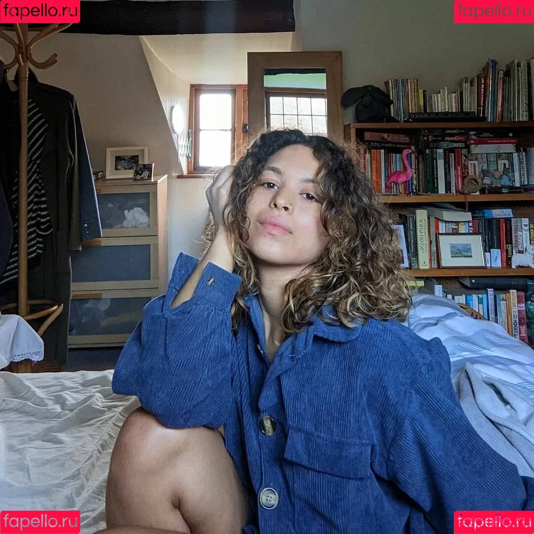 Moya Lothian-McLean Onlyfans Photo Gallery 