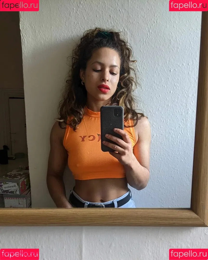 Moya Lothian-McLean Onlyfans Photo Gallery 