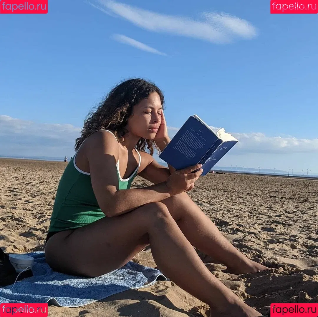 Moya Lothian-McLean Onlyfans Photo Gallery 