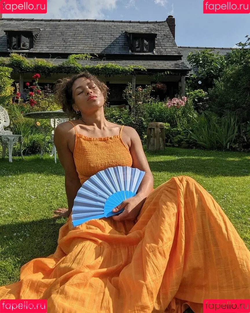 Moya Lothian-McLean Onlyfans Photo Gallery 