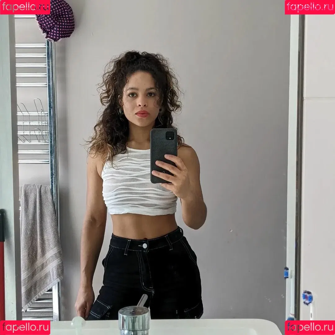 Moya Lothian-McLean Onlyfans Photo Gallery 