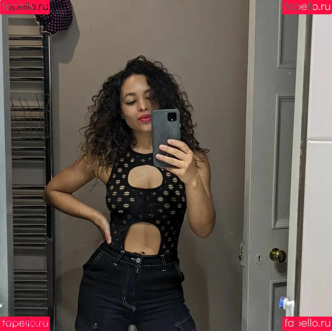 Moya Lothian-McLean Onlyfans Photo Gallery 