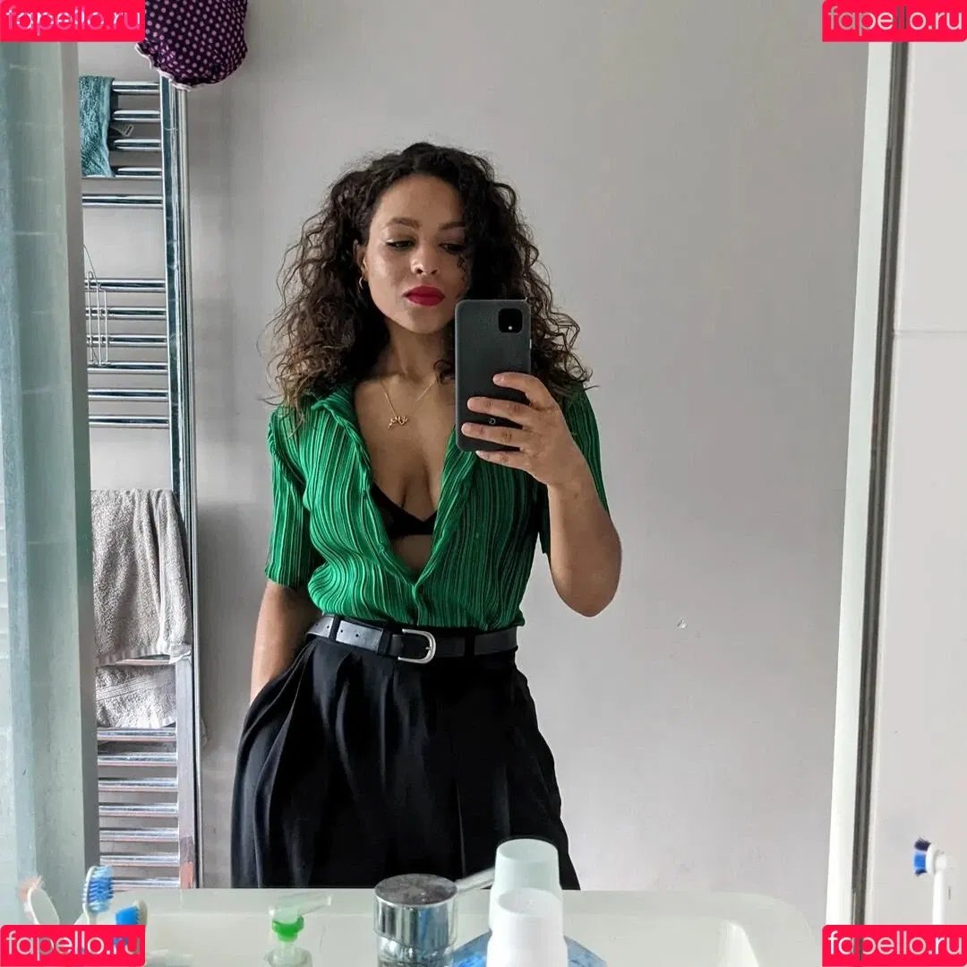 Moya Lothian-McLean Onlyfans Photo Gallery 