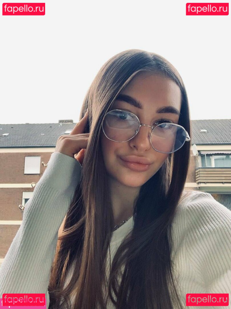 innocent.mila Onlyfans Photo Gallery 