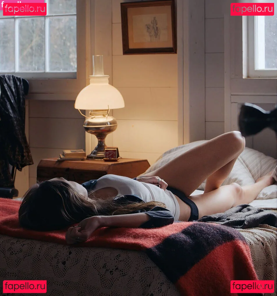 Natalia Dyer Onlyfans Photo Gallery 