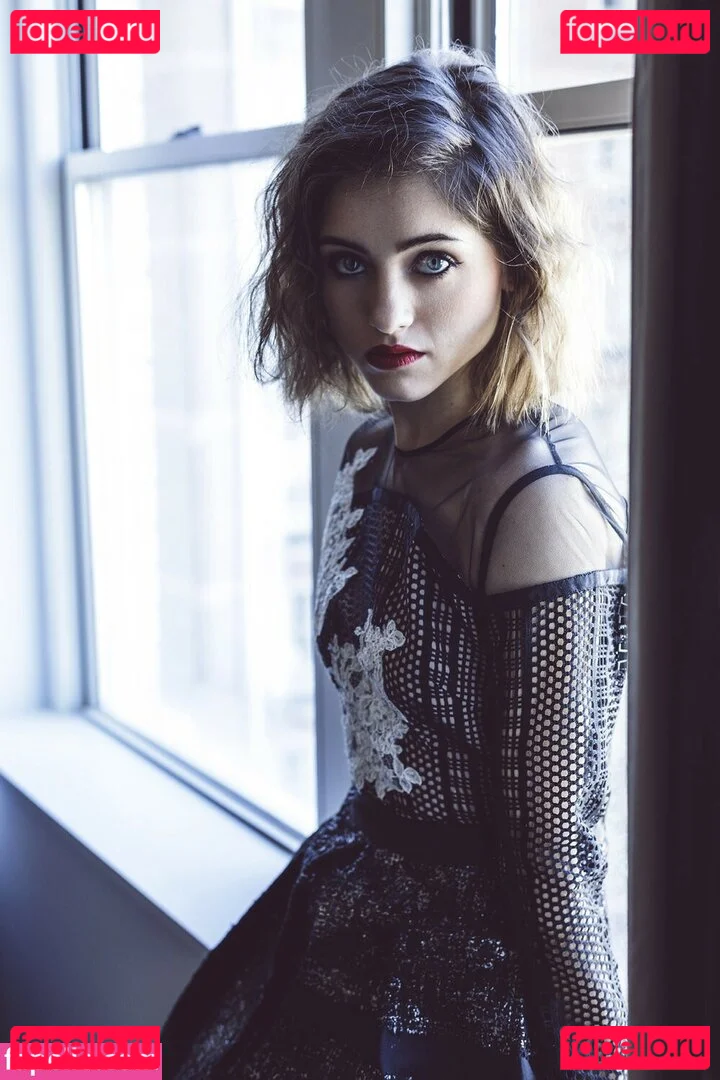 Natalia Dyer Onlyfans Photo Gallery 