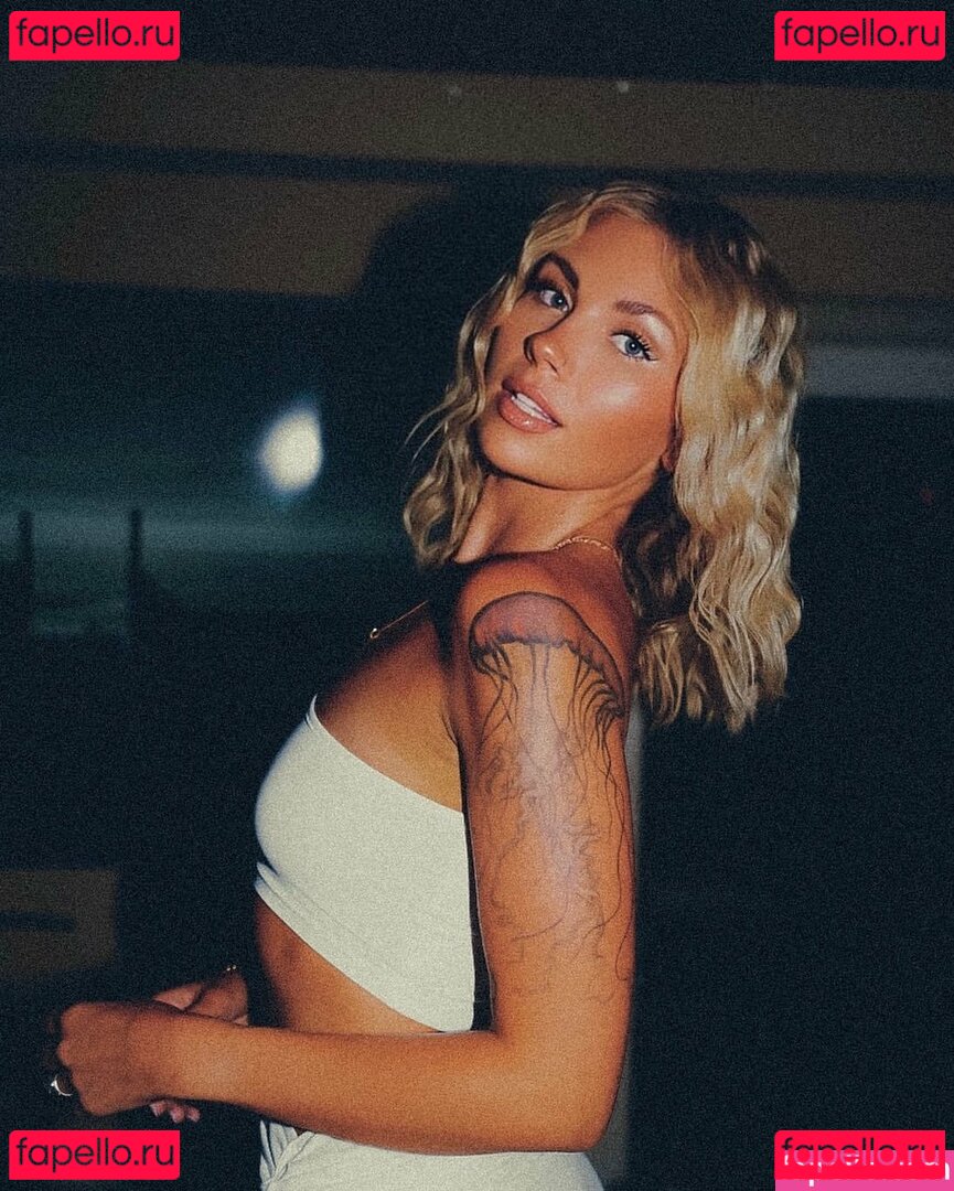 Phoebe Davis / flexingphoebs / phoebedavis