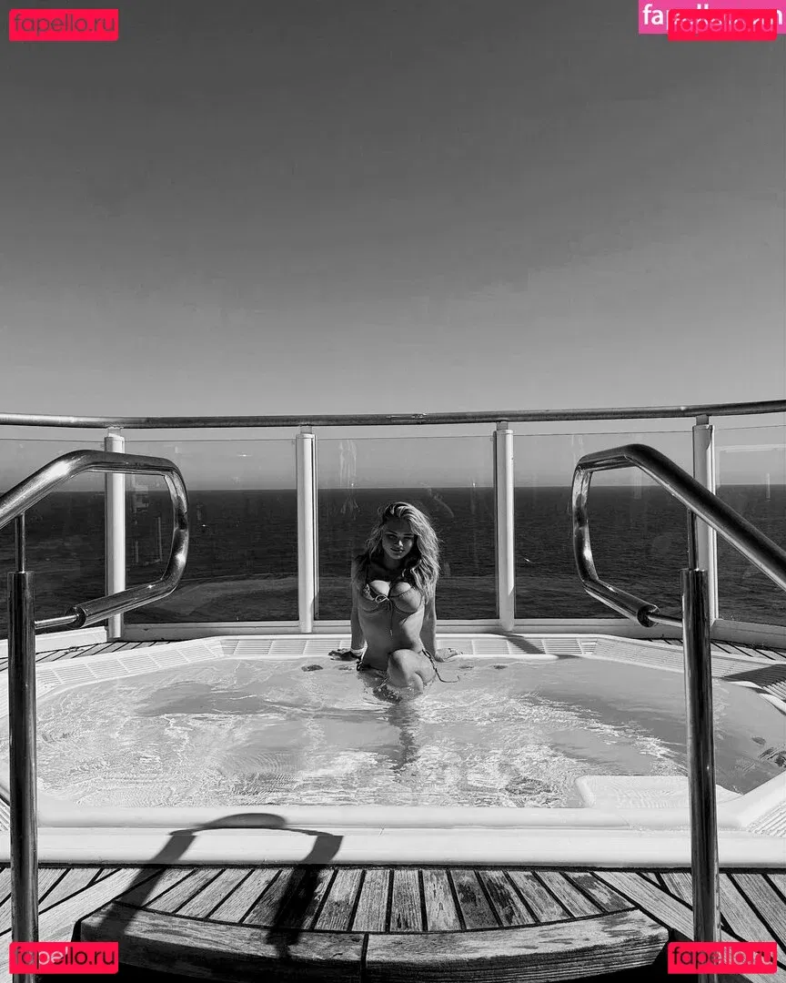 Natalie Alyn Lind Onlyfans Photo Gallery 