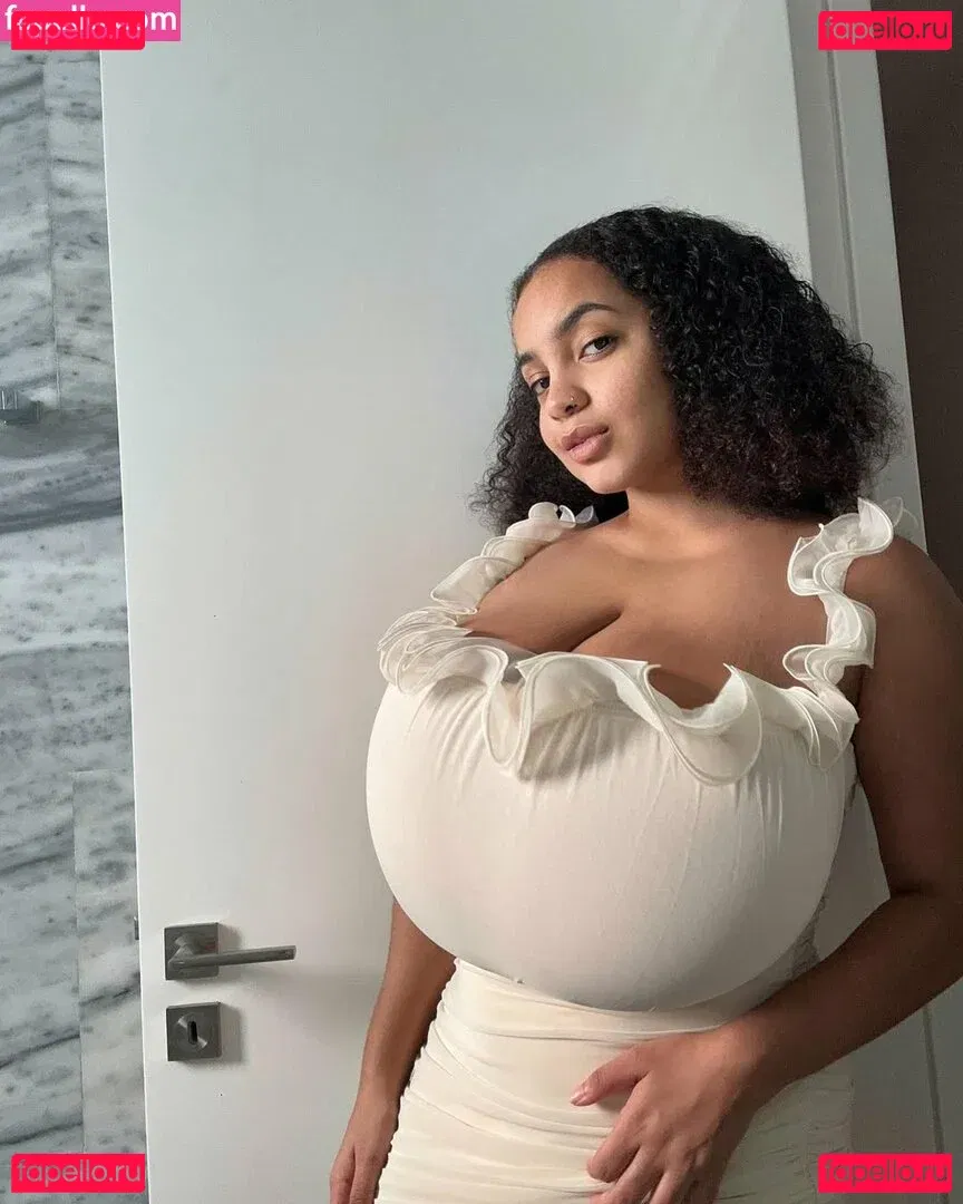 Thegirlinred0 Onlyfans Photo Gallery 