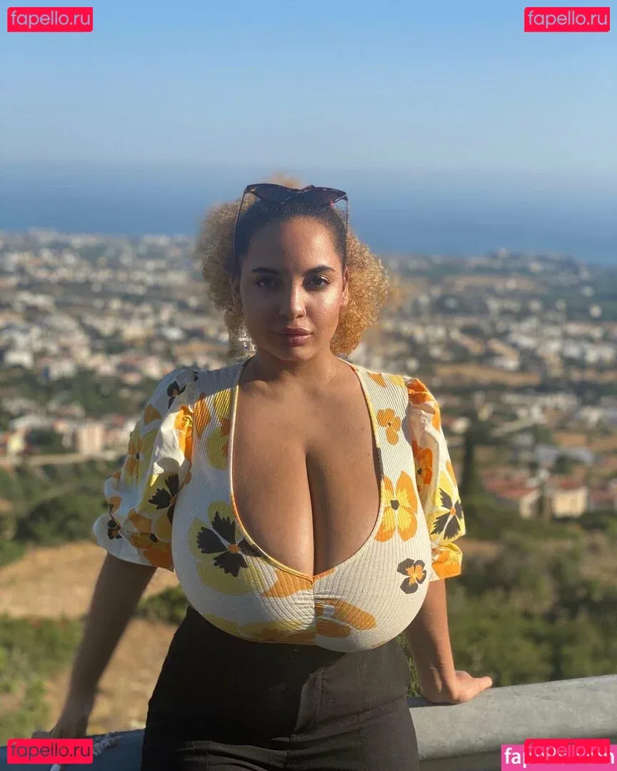 Thegirlinred0 Onlyfans Photo Gallery 