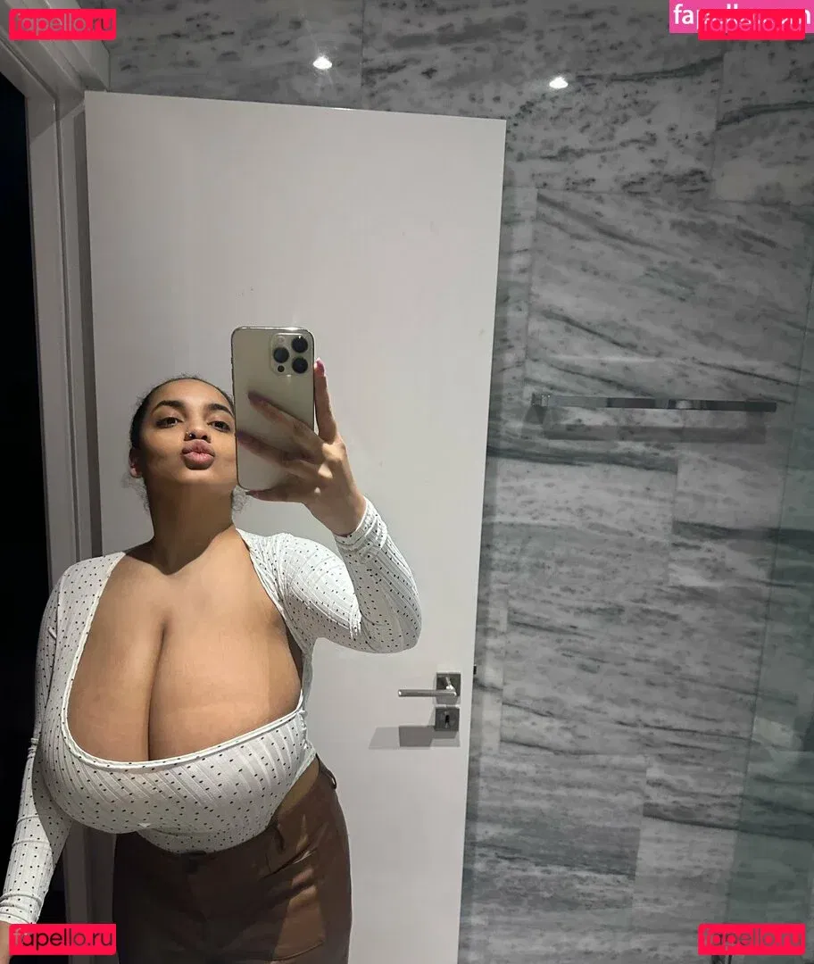 Thegirlinred0 Onlyfans Photo Gallery 