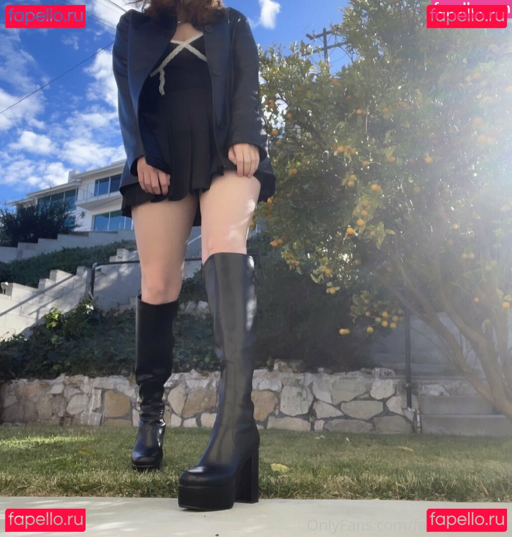 charlotte.eliza.beth / fakekneecaps Onlyfans Photo Gallery 