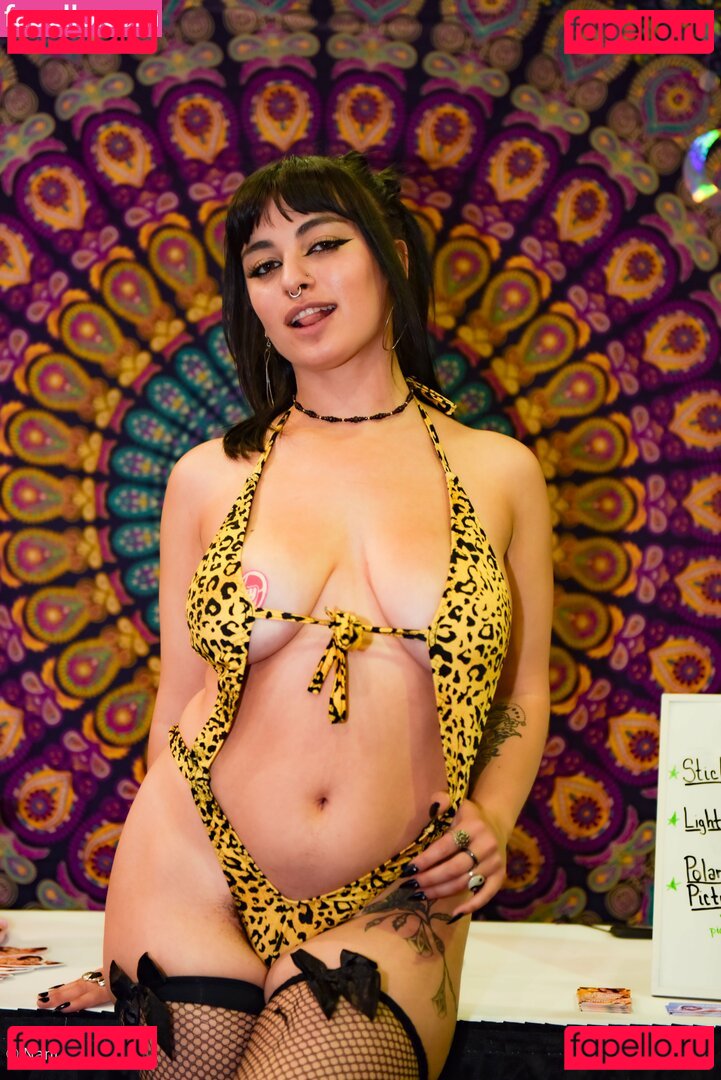 fmaryjane / suck.a.saurus Onlyfans Photo Gallery 