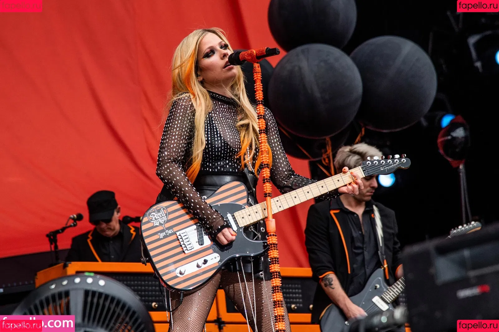 Avril Lavigne Onlyfans Photo Gallery 