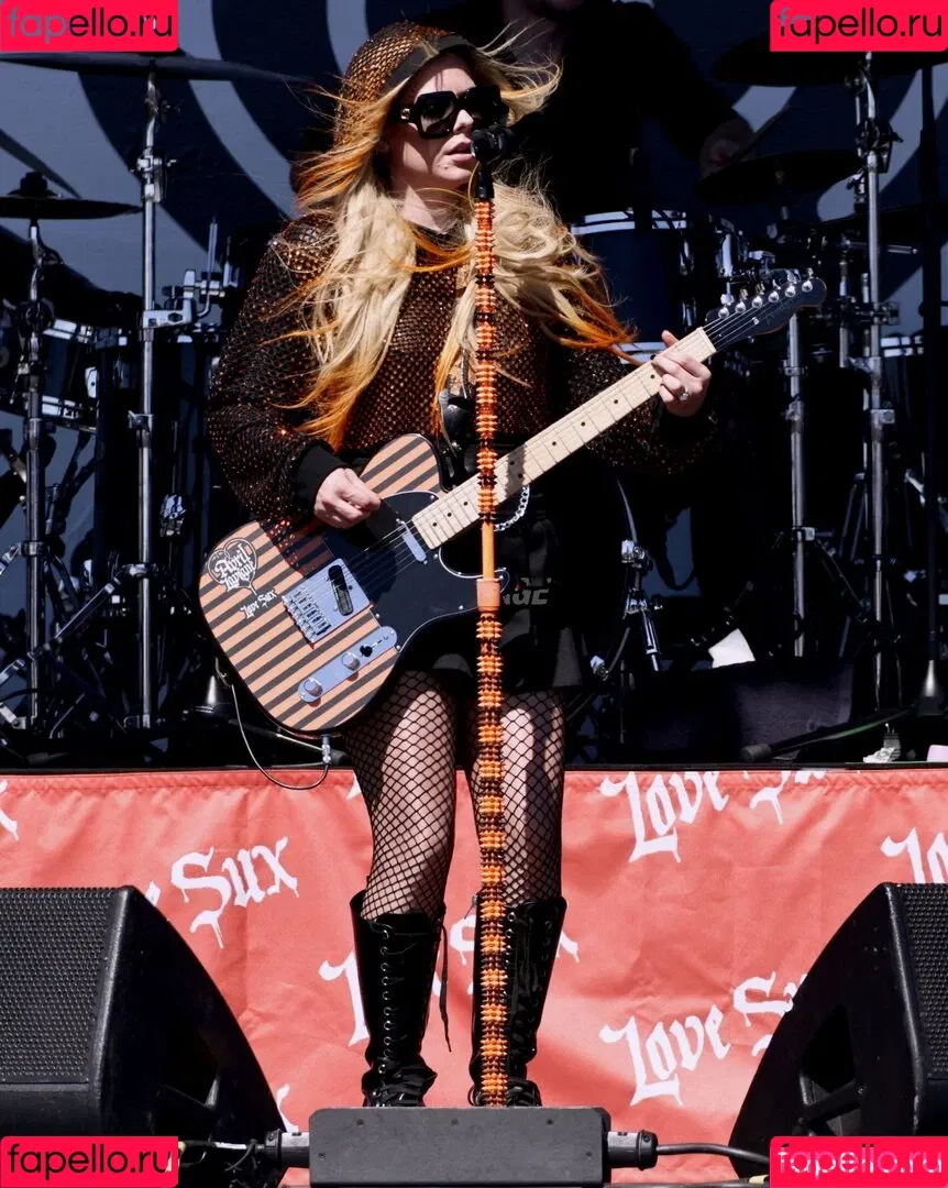 Avril Lavigne Onlyfans Photo Gallery 