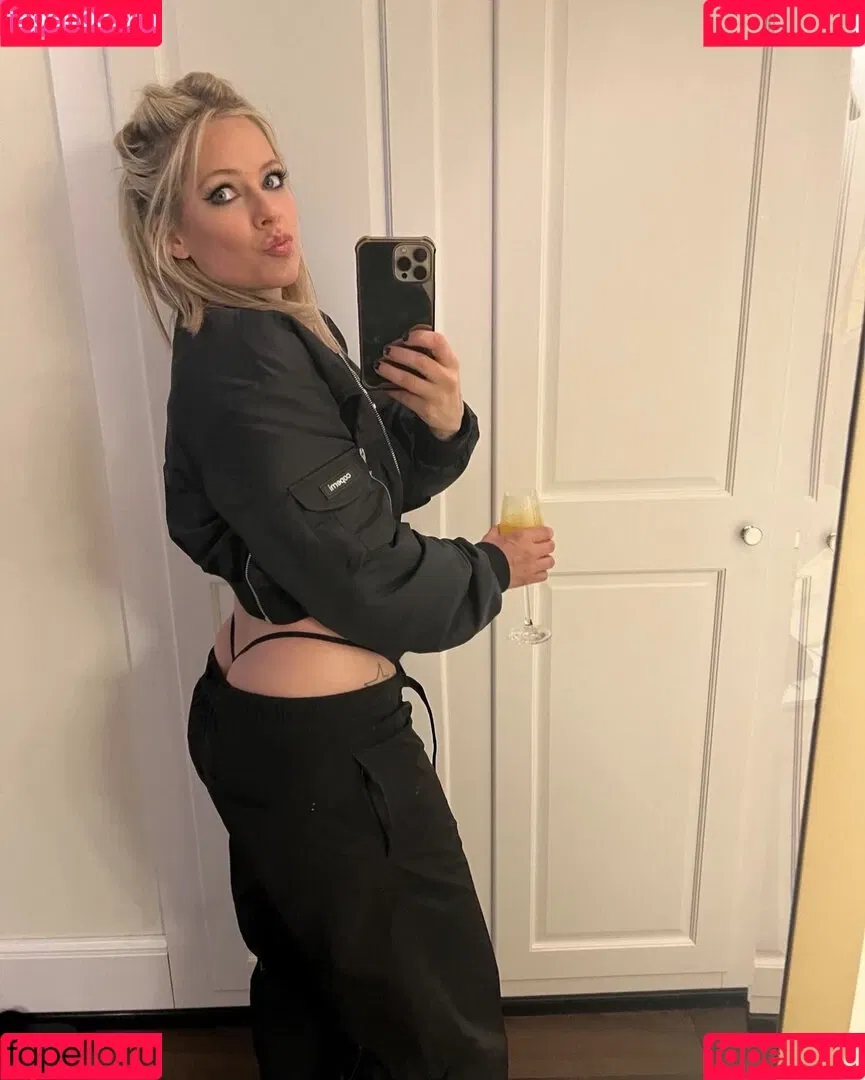 Avril Lavigne Onlyfans Photo Gallery 