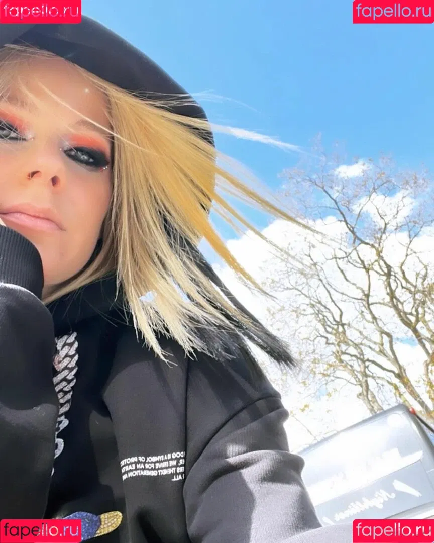 Avril Lavigne Onlyfans Photo Gallery 