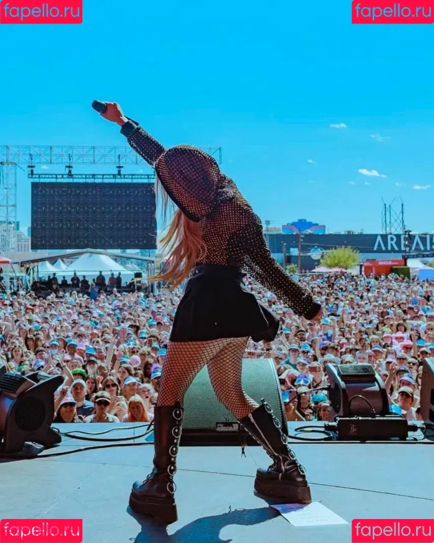 Avril Lavigne Onlyfans Photo Gallery 