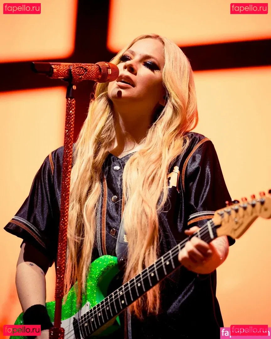 Avril Lavigne Onlyfans Photo Gallery 
